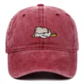 Detailansicht einer gewaschenen roten Baseballkappe mit süßer Capybara und Gans Stickerei - Einheitsgröße / Burgunderrot