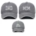 Vue avant d'un ensemble de casquettes de baseball famille brodées Dad Mom Big Sister - Taille unique / Pack de 3 (Styles Dad, Mom, Sister) / Gris