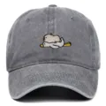 Detailansicht der Stickerei mit Capybara und Gans auf einer grauen Baseballkappe - Einheitsgröße / Grau