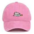 Detail der niedlichen Capybara- und Gans-Stickerei auf pinker gewaschener Baseballkappe - Einheitsgröße / Rosa