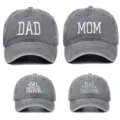 Vue détaillée de quatre casquettes de baseball grises délavées avec broderie famille - Taille unique / Pack de 4 (Styles Dad, Mom, Sister, Brother) / Gris