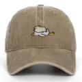 Makro-Detail der niedlichen Capybara- und Gans-Stickerei auf einer gewaschenen Baseballkappe aus Baumwolle. - Einheitsgröße / Khaki