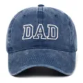 Detailansicht der weißen DAD-Stickerei auf einer marineblau gewaschenen Baseballkappe - Einheitsgröße / DAD (Erwachsenenstil/Vater) / Marineblau