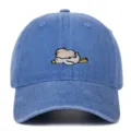 Detailansicht der niedlichen Capybara und Gans Stickerei auf der blauen Baseballkappe - Einheitsgröße / Hellblau