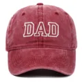 Nahaufnahme einer gewaschenen roten Baseballkappe mit weißer DAD-Stickerei auf der Vorderseite. - Einheitsgröße / DAD (Erwachsenenstil/Vater) / Burgunderrot