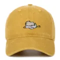 Detailansicht der gelben gewaschenen Baseballkappe mit süßer Wasserschwein-Stickerei - Einheitsgröße / Gelb