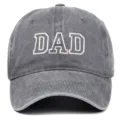 Nahaufnahme der 'DAD'-Stickerei auf einer hochwertigen grau gewaschenen Baumwoll-Basecap - Einheitsgröße / DAD (Erwachsenenstil/Vater) / Grau