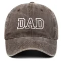 Detailansicht der DAD-Stickerei auf einer gewaschenen braunen Vintage-Baseballkappe - Einheitsgröße / DAD (Erwachsenenstil/Vater) / Kaffeebraun