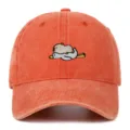 Detailansicht der Capybara- und Gans-Stickerei auf orangefarbener Washed-Cotton-Mütze - Einheitsgröße / Orange