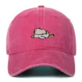 Detail einer rosa gewaschenen Baseballkappe mit süßer Capybara- und Gänse-Stickerei. - Einheitsgröße / Fuchsia