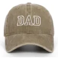Detailansicht einer khakifarbenen Baseballkappe mit weißer DAD-Stickerei vorne. - Einheitsgröße / DAD (Erwachsenenstil/Vater) / Khaki