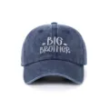 Gros plan de la broderie blanche "BIG BROTHER" sur une casquette de baseball en jean délavé bleu. - Taille unique / Style Brother (5-12 Ans) / Bleu marine