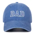 Detailansicht der weißen DAD-Stickerei auf einer blauen Baseballkappe aus gewaschener Baumwolle - Einheitsgröße / DAD (Erwachsenenstil/Vater) / Hellblau