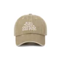 Vue détaillée de la casquette de baseball kaki lavée avec broderie blanche Big Sister - Taille unique / Style Sister (5-12 Ans) / Kaki