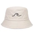 Dettaglio ravvicinato di un cappello a secchiello beige con ricamo minimalista a onda nera - Regolabile / Bianco avorio
