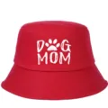 Primer plano del sombrero de pescador en algodón rojo con bordado DOG MOM - Ajustable / Rosa rojo