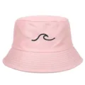 Dettaglio del cappello alla pescatora rosa con ricamo a onda nera sul davanti. - Regolabile / Rosa