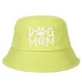 Vista detallada del bordado 'DOG MOM' en este sombrero de pescador de algodón verde. - Ajustable / Amarillo Neón