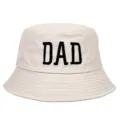 Vista detallada del bordado negro 'DAD' en un sombrero de pescador de algodón beige - Ajustable / PAPÁ / Beige