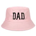 Vista detallada de un gorro de pescador de algodón rosa con bordado de letras DAD negras - Ajustable / PAPÁ / Rosa