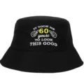 Vue détaillée de la broderie 'IT TOOK ME 60 years' sur ce chapeau de pêcheur noir - Réglable / Style 60ème Anniversaire (Noir)