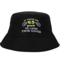 Vue détaillée d'un chapeau bob en coton noir avec broderie pour le 65e anniversaire - Réglable / Style 65ème Anniversaire (Noir)