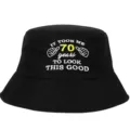 Gros plan sur la broderie de qualité d'un chapeau bob noir en coton pour cadeau de 70 ans - Réglable / Style 70ème Anniversaire (Noir)