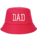 Primer plano detallado de un sombrero de pescador de algodón rojo con bordado DAD - Ajustable / PAPÁ / Rosa rojo