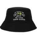 Détail du slogan brodé '75 years' sur un chapeau bob en coton noir de qualité supérieure - Réglable / Style 75ème Anniversaire (Noir)
