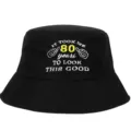 Vue détaillée d'un chapeau bob noir avec broderie pour le 80e anniversaire - Réglable / Style 80ème Anniversaire (Noir)