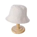 Nahaufnahme eines cremefarbenen Cord-Anglerhutes auf einem eleganten Holzständer - Verstellbar / Weiß Gerippt