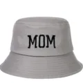Detalle de un sombrero de pescador de algodón gris con bordado MOM negro en estilo vintage. - Ajustable / MOM / Gris