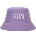 Vista detallada de un gorro de pescador de algodón púrpura con bordado de letras MOM - Ajustable / MOM / Púrpura