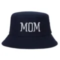 Vista detallada de un sombrero de pescador de algodón azul marino con bordado MOM blanco - Ajustable / MOM / Azul marino