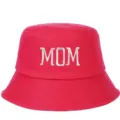 Vista detallada de un sombrero de pescador rosa con un bordado MOM blanco delante - Ajustable / MOM / Rosa rojo