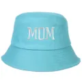 Vista detallada de un gorro de pescador de algodón azul claro con bordado blanco MOM - Ajustable / MOM / Azul lago