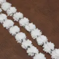 Detailansicht der 3cm weissen Chiffon Spitzenblumen Borte, ideal fuer Nahen und Hochzeit. - Weiß