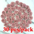 Vista detallada de 30pcs 4cm rosas de cinta rosa para decoración artesanal de sombreros de bricolaje. - 30 Piezas/Paquete / Rosa carne