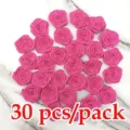 Detalle de primer plano de capullos de rosa de satén rosa, flores para manualidades. - 30 Piezas/Paquete / Rosa rojo