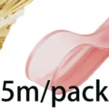 Primo piano sul dettaglio del nastro in organza rosa con texture fine, ideale per confezioni. - 2.5cmx5m/Rotolo / rosa carne