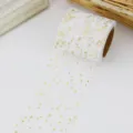 Nahaufnahme von weißem Tüllband mit Goldstern-Druck für Blumengeschenkverpackung. - Weiß