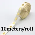Nastro di raso beige stampato con cuore in foglia d'oro larghezza 1cm 10 metri per rotolo regalo. - 1cm 10m/rotolo / Bianco avorio