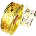 Vista di dettaglio del nastro in organza trasparente da 5 cm con bordi metallici e motivi. - 2 Metri/Sacco / Oro