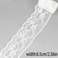 Weißes hohles Spitzenband Rolle 6.5cm breit für DIY Handwerk Nähen Kleidungsstück Zubehör - Stil 24