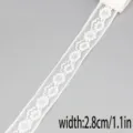 Weißes Spitzenband 2,8cm breit mit feinem Blumenmuster für DIY Näharbeiten und Deko. - Stil 28