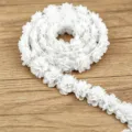 Detalle en primer plano de cinta de encaje de gasa blanca para costura y manualidades. - Paquete de 3 Metros / Blanco