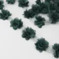 Donkergroene chiffon bloem kant rand 50mm breed variant voor handwerk en kleding decoratie. - Donkergroen