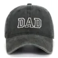 Nahaufnahme der schwarzen gewaschenen Denim-Basecap mit besticktem DAD-Schriftzug - Einheitsgröße / DAD (Erwachsenenstil/Vater) / Grün