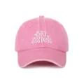 Détail macro de la broderie blanche Big Sister sur une casquette en coton délavé rose - Taille unique / Style Sister (5-12 Ans) / Rose