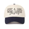 Vue détaillée de la broderie 'Just a girl who loves Jesus' sur la casquette. - Marine Bloc de Couleur